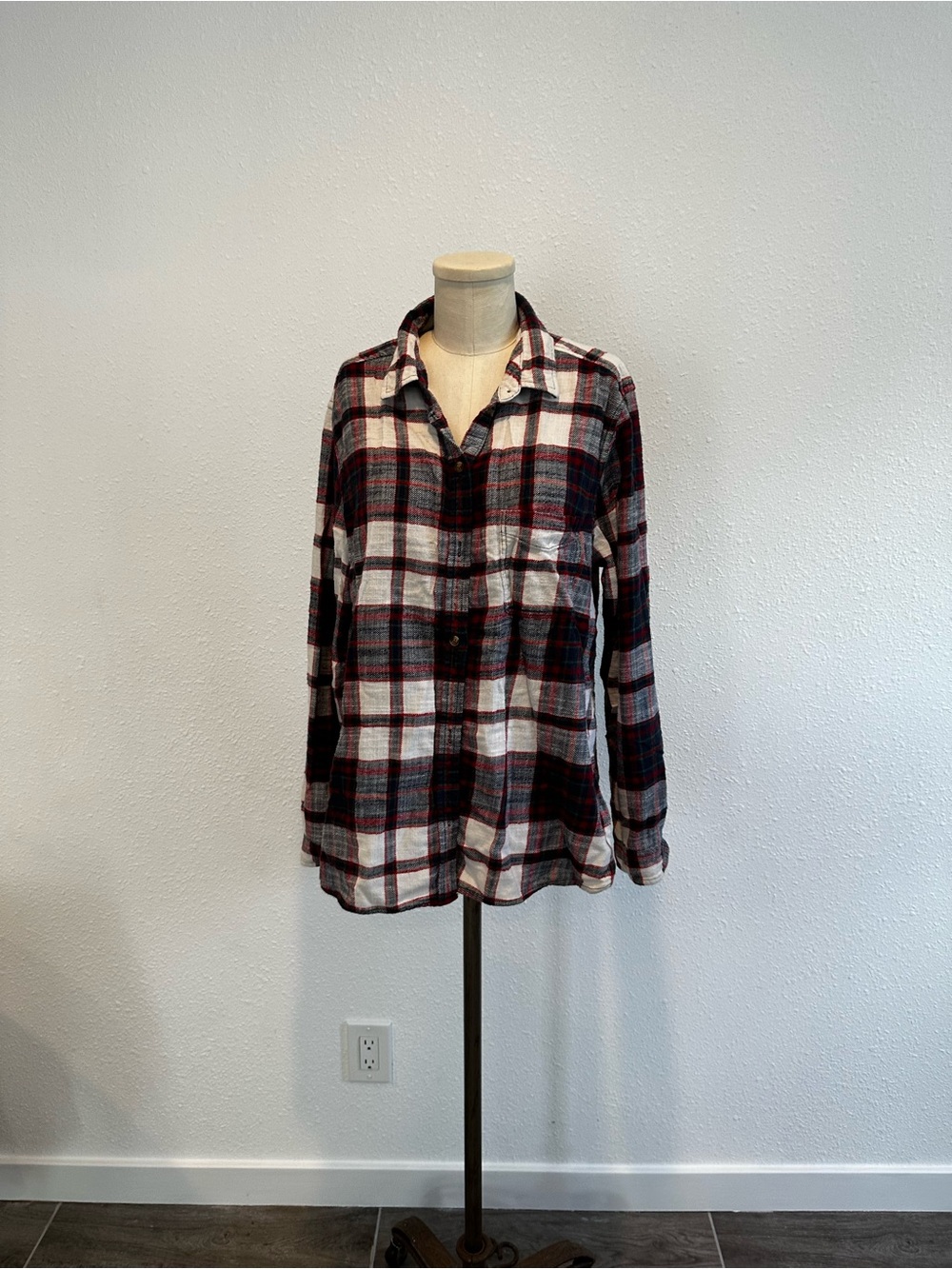 American Eagle Outfitters White and Black Plaid Button-Up Shirt